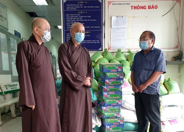 Hòa thượng Thích Huệ Thông đại diện Phật giáo tỉnh Bình Dương chia sẻ đến người dân khó khăn Hòa thượng Thích Huệ Thông đại diện Phật giáo tỉnh Bình Dương chia sẻ đến người dân khó khăn