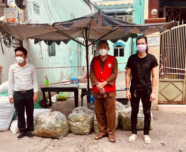 Quà, rau củ được vận chuyển đến khu cách ly hỗ trợ người nghèo