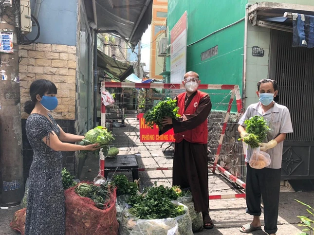 Các gia đình chọn rau do chùa Vạn Liên tặng