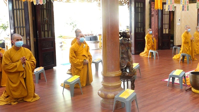 Chư Tăng chùa Minh Đạo tham gia lễ cầu nguyện được truyền hình trực tuyến - Ảnh: Công Minh