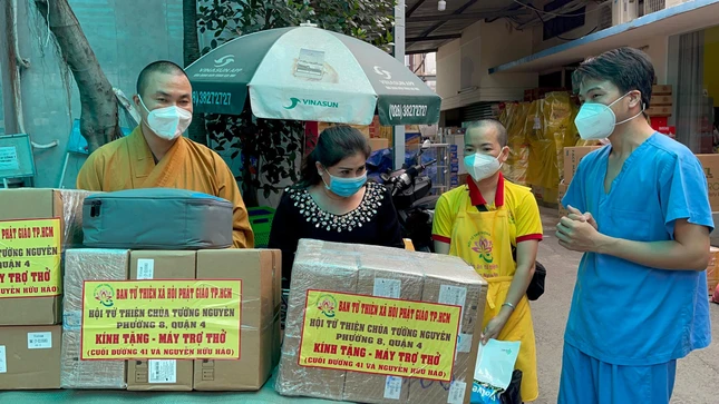 Bác sĩ Hưng đại diện bệnh viện phát biểu cảm ơn đoàn