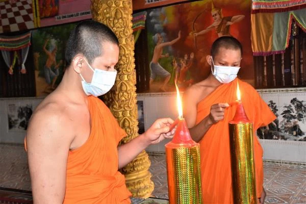 Chư Tăng thực hiện nghi thức thắp nến nguyện cầu trong lễ khai hạ Chư Tăng thực hiện nghi thức thắp nến nguyện cầu trong lễ khai hạ