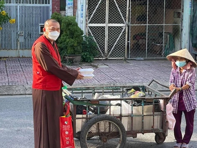 Tặng suất cơm đến người cơ nhỡ trên địa bàn quận 8