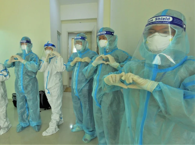 Tình nguyện viên Phật giáo trong bộ đồ bảo hộ phụng sự tại Bệnh viện Dã chiến thu dung số 12 - Ảnh: Tuổi Trẻ