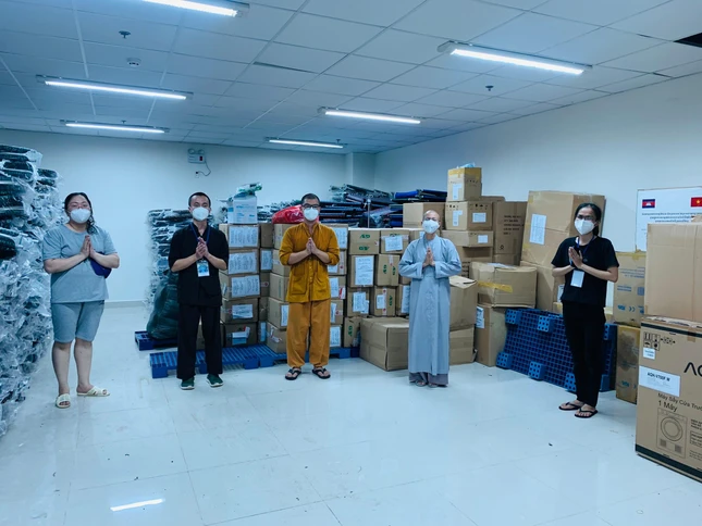 Các tình nguyện viên hỗ trợ chuẩn bị quà tặng đến y bác sĩ bệnh viện