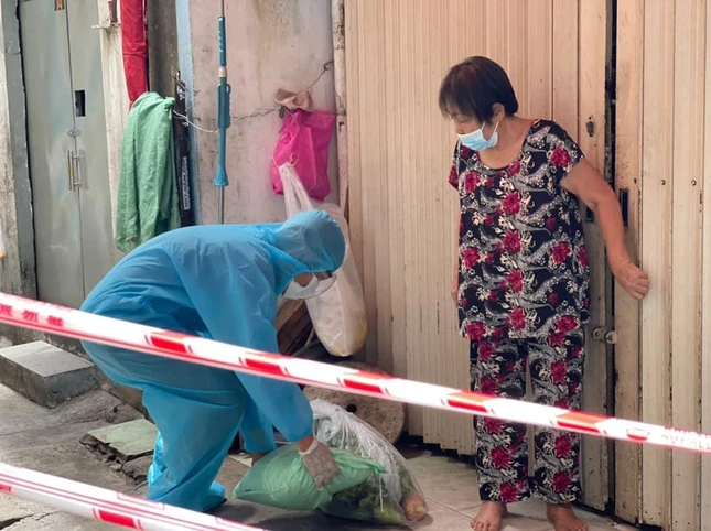 Tình nguyện viên trao quà đến những gia đình trong khu cách ly