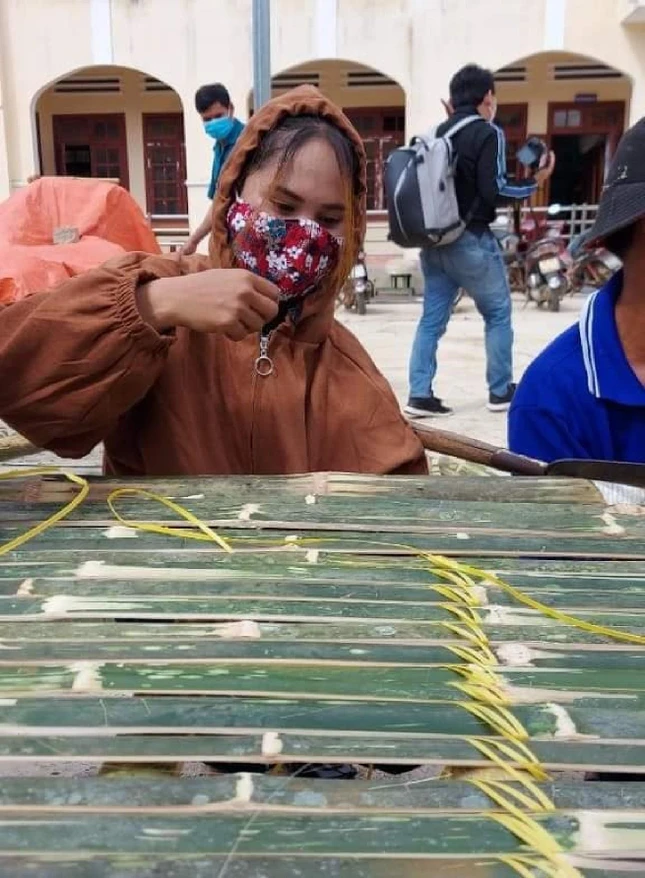 Người dân H’re ở Ba Tơ chung tay giúp những chiếc giường tre nhanh chóng được hoàn thiện