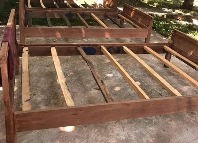 Không chỉ giường tre, những chiếc giường gỗ đã hư hỏng cũng được thu gom lại để sửa chữa