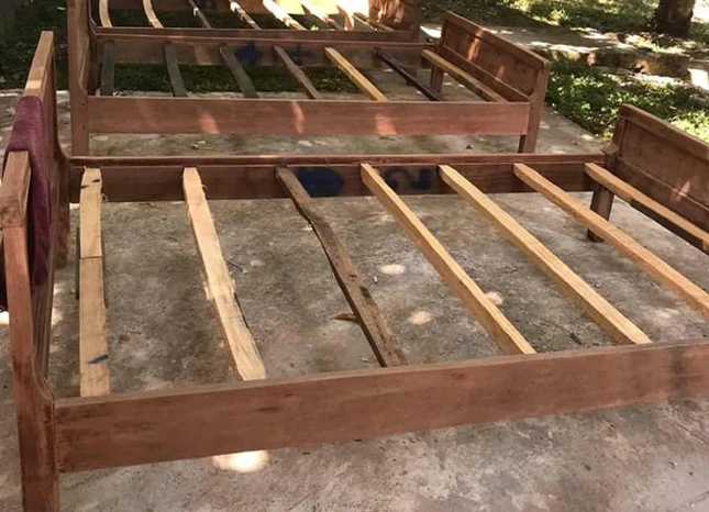 Không chỉ giường tre, những chiếc giường gỗ đã hư hỏng cũng được thu gom lại để sửa chữa