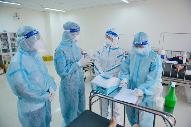 Tình nguyện viên Phật giáo hỗ trợ bệnh nhân Covid-19 tại Bệnh viện Dã chiến thu dung số 14