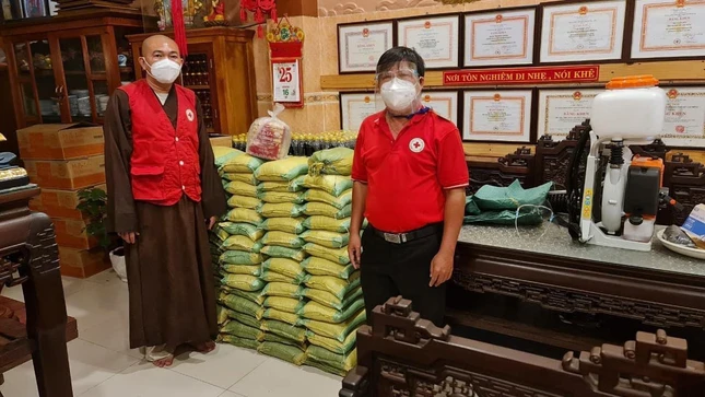 Thượng tọa Thích Lệ Quang, ông Nguyễn Quốc Minh chuẩn bị quà tặng đến người nghèo khu cách ly, phong tỏa tại quận 8 Thượng tọa Thích Lệ Quang, ông Nguyễn Quốc Minh chuẩn bị quà tặng đến người nghèo khu cách ly, phong tỏa tại quận 8