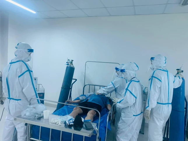 Nhưng một trăm F0 thì vài người trong số họ hôm nay còn vui vẻ nói cười, ngày mai đã chuyển xuống phòng cấp cứu làm bạn với rất nhiều máy móc, dây nhợ bao quanh