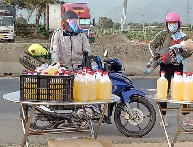 Người về quê bằng xe máy được đổ xăng miễn phí