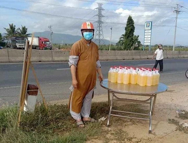 Mỗi xe máy đi ngang được tặng một bình xăng để tiếp tục hành trình