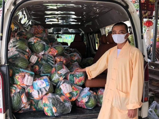 Đại đức Thích Chơn Trí chuyển quà đến khu vực cách ly tặng đến những gia đình khó khăn