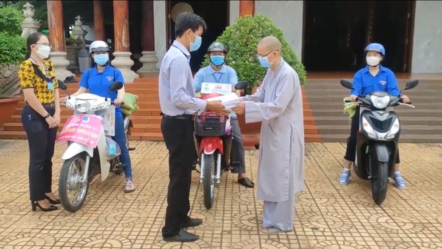 Ni sư Thích nữ Lệ Thành chuyển quà hỗ trợ đến bà con vượt qua khó khăn trong mùa dịch tại xã Bình Hàng Trung