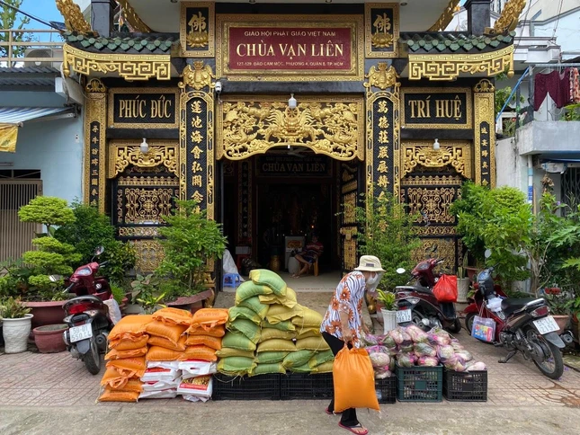 Trao tặng 100 phần quà đến hộ khó khăn do ảnh hưởng dịch Covid-19