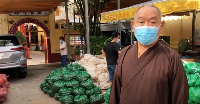 Thượng tọa Thích Huệ Công và chùa Thường Quang tiếp nhận 7 tấn rau củ để tặng đến người nghèo trong mùa giãn cách phòng Covid-19 - Ảnh: T.Q