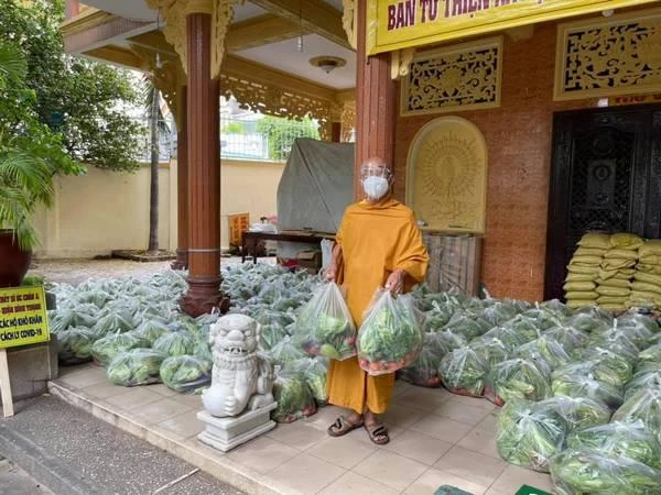 Tịnh xá Trung Tâm chia ra 745 phần rau củ quả và đem đến cho các hộ dân