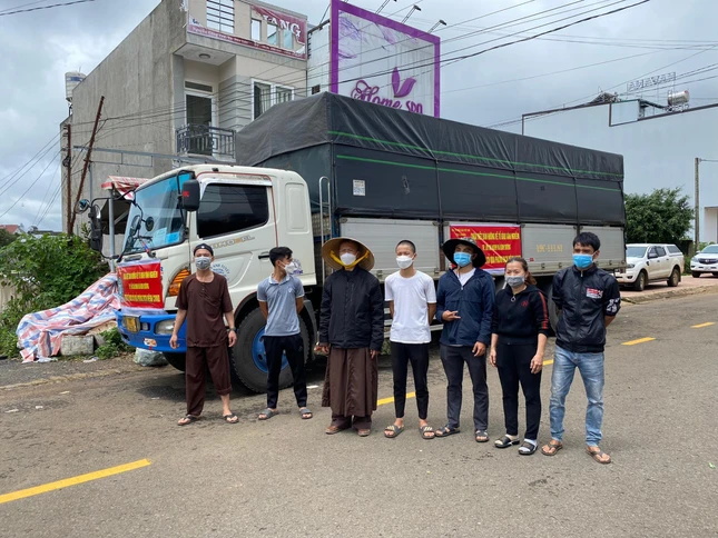 Tất cả hình ảnh thân thương đã san sẻ, giúp đỡ bà con trong vùng dịch bệnh Tất cả hình ảnh thân thương đã san sẻ, giúp đỡ bà con trong vùng dịch bệnh