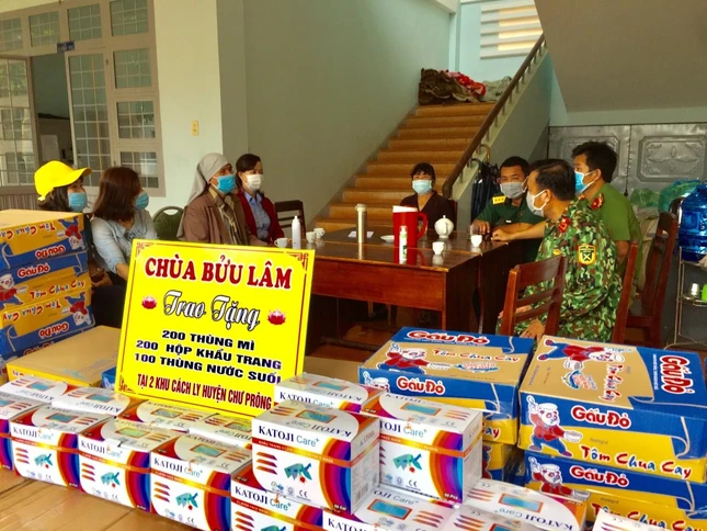 Chùa Bửu Lâm trao quà tại trụ sở Công an huyện Chư Prông Chùa Bửu Lâm trao quà tại trụ sở Công an huyện Chư Prông