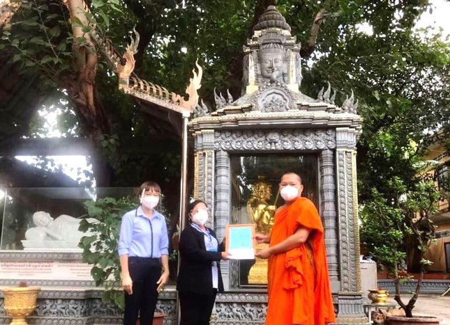 Đại đức Châu Hoài Thái đại diện chùa Candaransi trao hỗ trợ đến đến Ủy ban MTTQVN phường Tân Thới Hoà để lo hậu sự cho nạn nhân