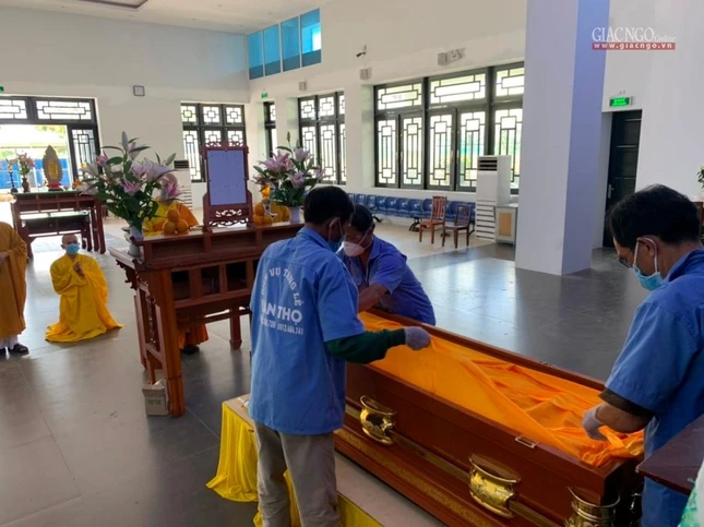 Cung thỉnh nhục thân Hòa thượng nhập kim quan - Ảnh: Nguyên Đăng Cung thỉnh nhục thân Hòa thượng nhập kim quan - Ảnh: Nguyên Đăng