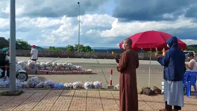 Đại đức Thích Chúc Tấn đã chuẩn bị 300 phần ăn và nước uống mỗi ngày để gửi đến bà con trên đường về quê Đại đức Thích Chúc Tấn đã chuẩn bị 300 phần ăn và nước uống mỗi ngày để gửi đến bà con trên đường về quê