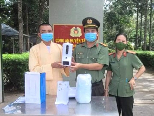 Đại đức Thích Chơn Trí đã tặng máy đo thân nhiệt gắn với dung dịch rửa tay