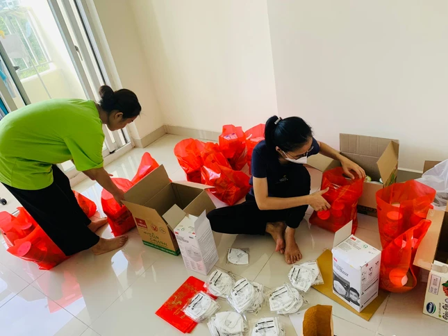 Ni sư Thích nữ Thuần Chơn gởi quà đến nhóm tình nguyện viên tại Bệnh viện Dã chiến số 12