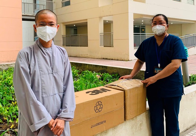 Sư cô Thích nữ Nhuận Bình tiếp nhận quà và trao đến Bệnh viện Dã chiến thu dung số 12