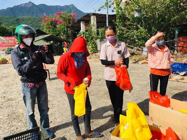 Những người trên đường di chuyển về quê được tặng quà