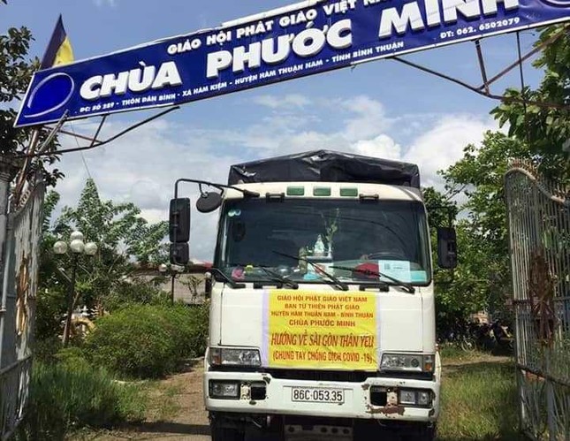 Xe chở rau củ, thanh long ủng hộ bà con TP.HCM