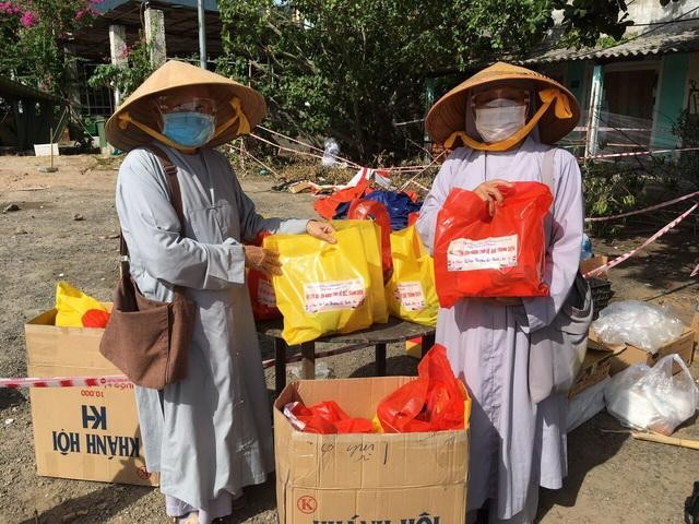 Những suất quà chuẩn bị trao đến người về từ vùng dịch