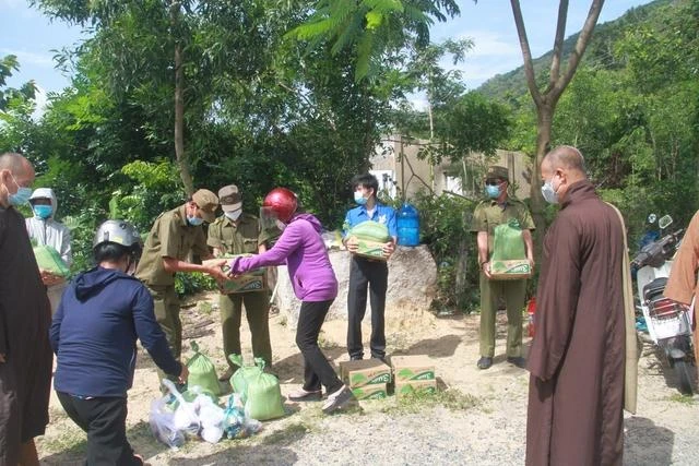 80 phần quà được trao tặng đến bà con khu cách ly