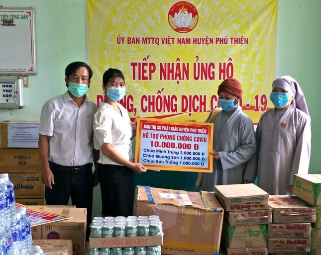 Sư cô Thích nữ Quảng Như, thay mặt Ban Trị sự huyện, Phật tử chùa Bửu Thắng tặng quà