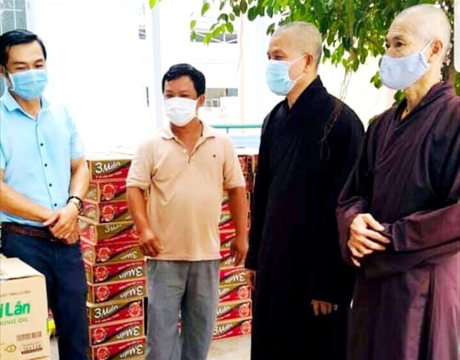 Đàn nhờ Ủy ban MTTQ Việt Nam xã Vĩnh Trung chuyển 200 phần quà đến bà con khó khăn