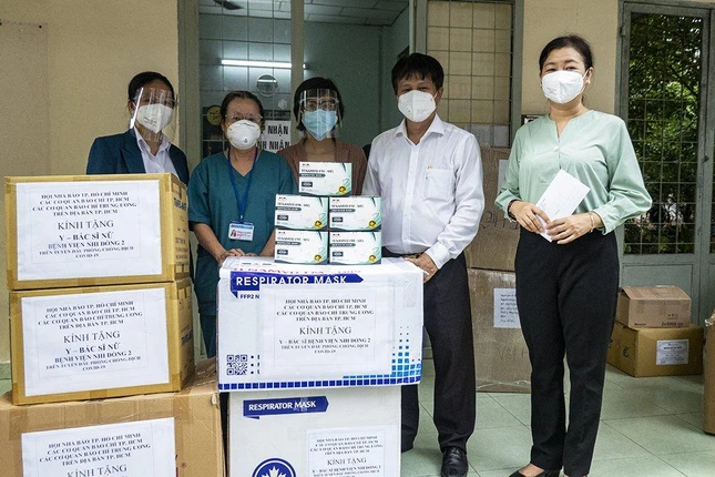 Hội Nhà báo TP.HCM trao quà đến đại diện Bệnh viện Nhi Đồng II - Ảnh: HNB TP