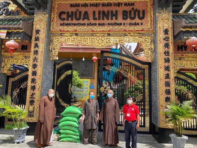 Ban Trị sự Phật giáo quận 8, chùa Vạn Liên cúng dường đến chùa Linh Bửu