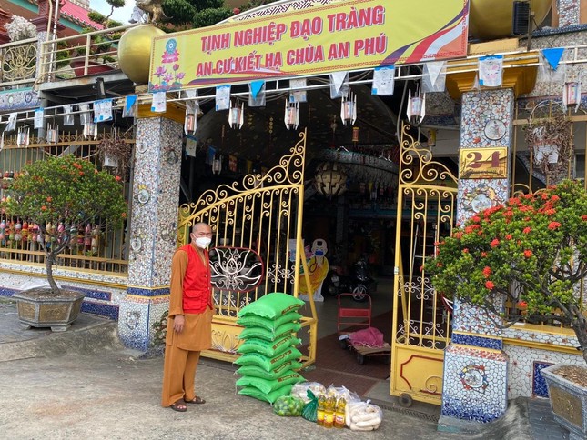 Thượng tọa Thích Lệ Quang cúng dường chùa An Phú