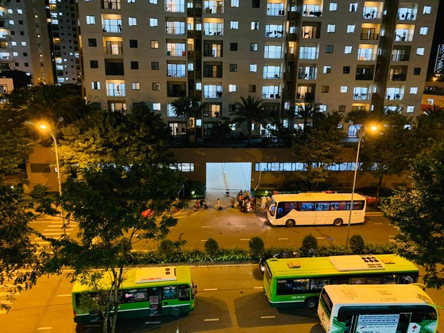 Đêm ở Bệnh viện Dã chiến thu dung số 12 vẫn tấp nập xe...