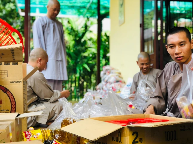 Viện Chuyên Tu chia quà hỗ trợ Tăng Ni