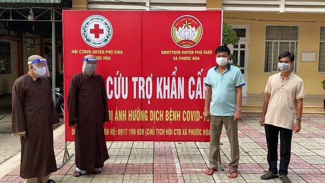 Hòa thượng Thích Huệ Thông thăm chốt kiểm dịch huyện Phú Giáo - Ảnh: PGBD