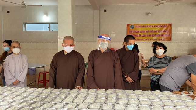 Thăm điểm nấu cơm tại chùa Huệ Minh, huyện Phú Giáo - Ảnh: PGBD