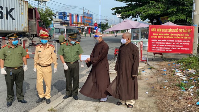 Tặng quà tại chốt kiểm dịch TP.Thủ Dầu Một - Ảnh: PGBD