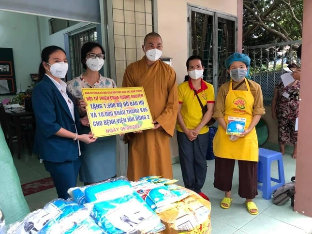 Trao quà đến Bệnh viện Nhi Đồng II - Ảnh: T.N