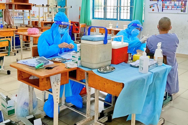 Tiêm vắc-xin Covid-19