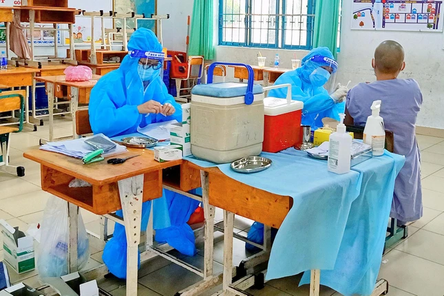 Tiêm vắc-xin Covid-19