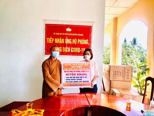 Đại đức Thích Quang Dũng ủng hộ công tác phòng Covid-19 tại Ủy ban MTTQVN huyện Kbang