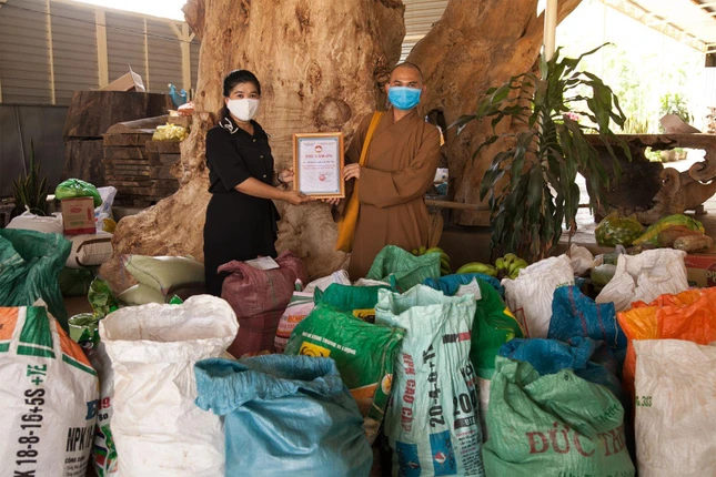 Đại diện Trung tâm Y tế huyện ghi nhận sự đóng góp của Tăng Ni, Phật tử huyện Krông Nô